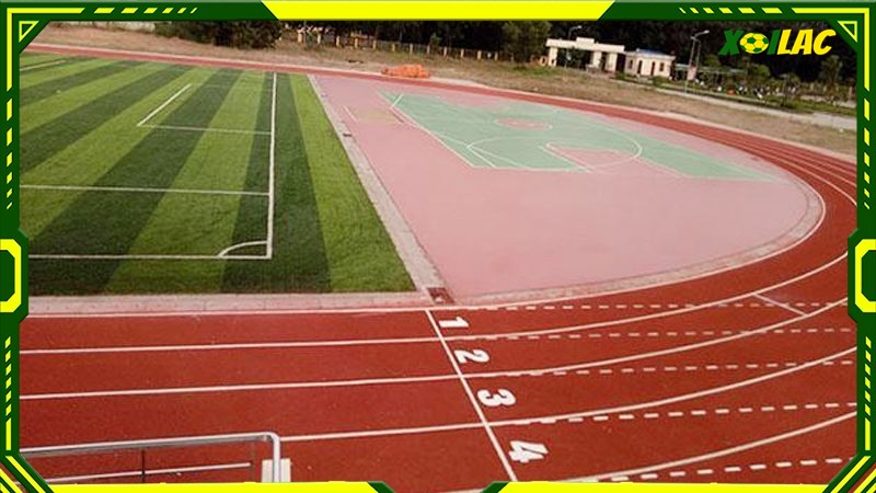 Đường piste và đường pitch đều nằm ngoài biên sân bóng